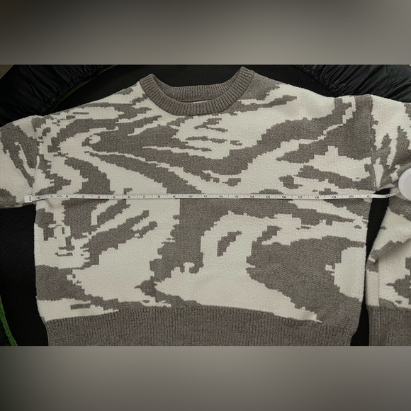 Sz.S-William Rast Gray and White Patterned Sweater - Picture 4 of 7